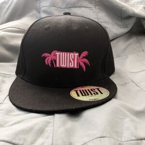 Twist snapback hat